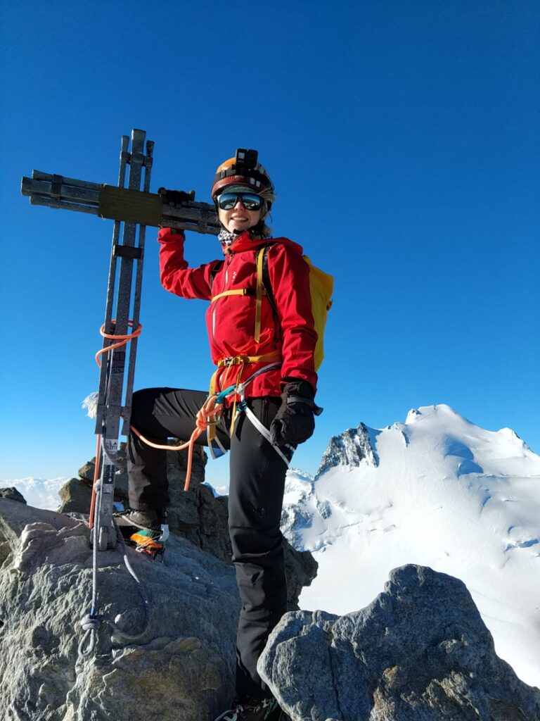 Mathilde Nicoud au sommet du Nadelhorn à la croix