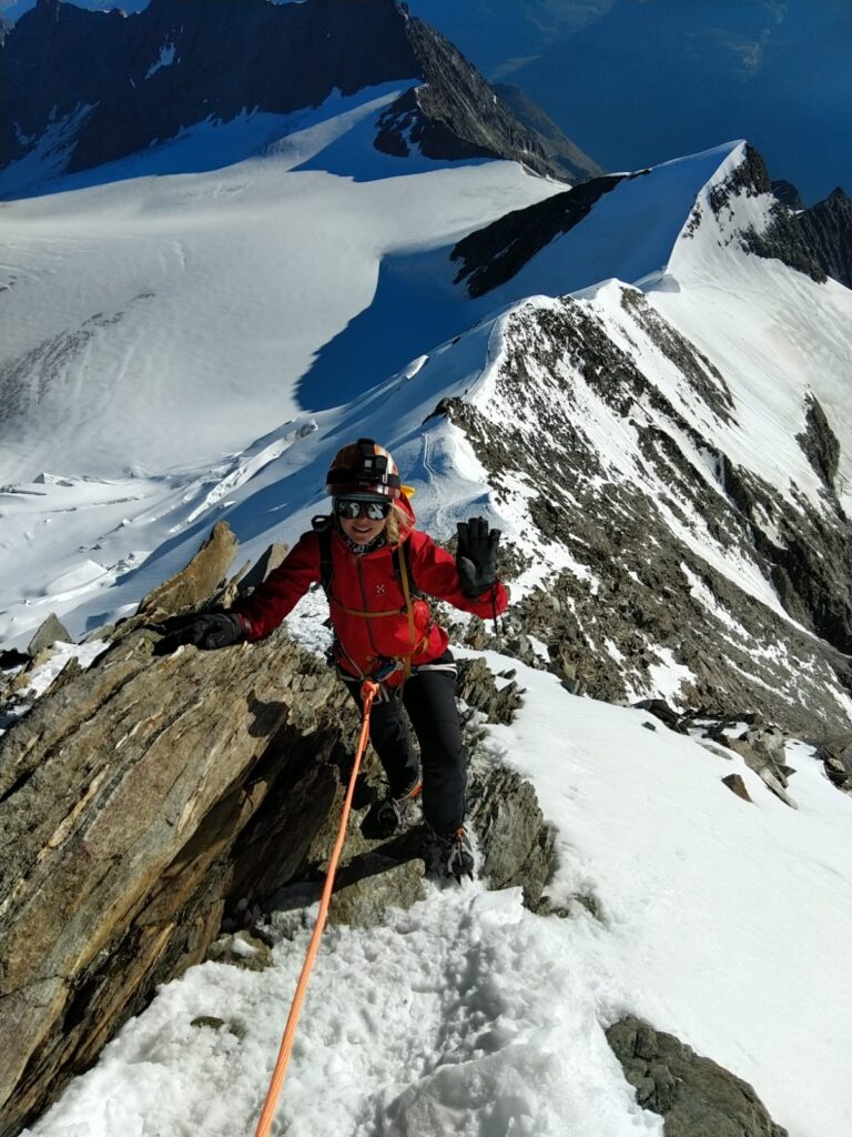 Mathilde Nicoud en train de gravir le Nadelhorn sur l'arête encordée