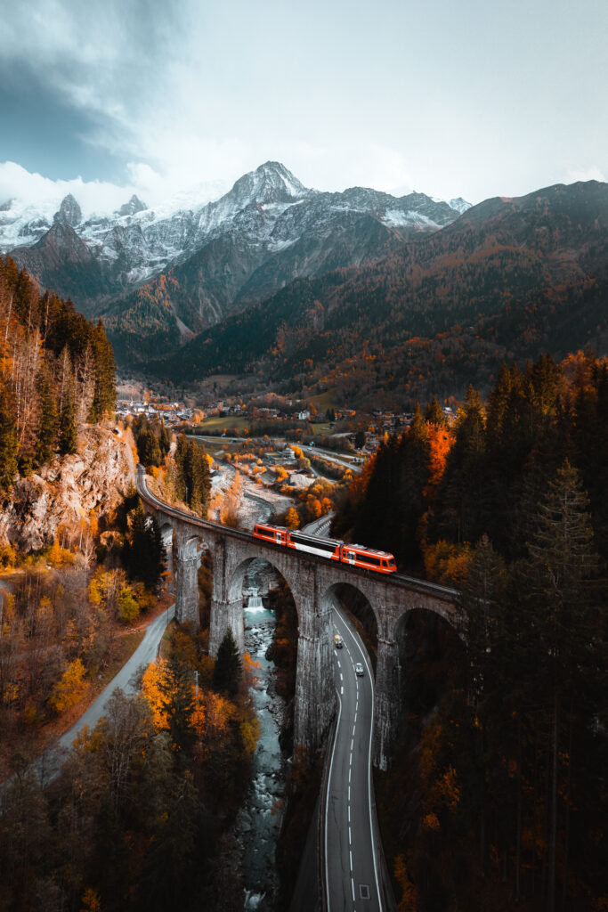 Vue du ciel le Mont-Blanc Express un train rouge et blanc sur le défilé Sainte-Marie