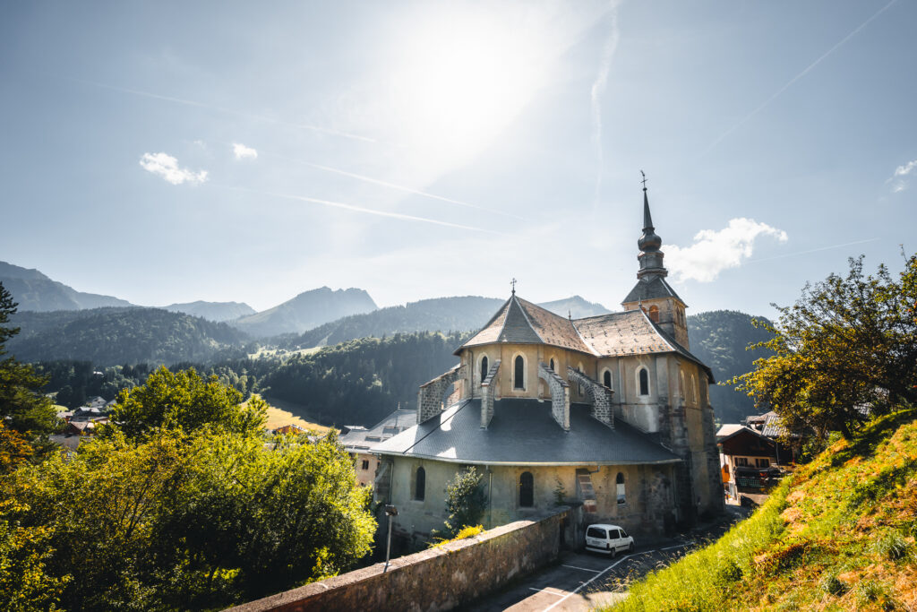 vue de l'abbaye d'abondance devant la montagne