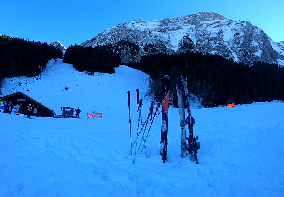 Ski et Bâtons devant une piste de ski au Mont-Saxonnex