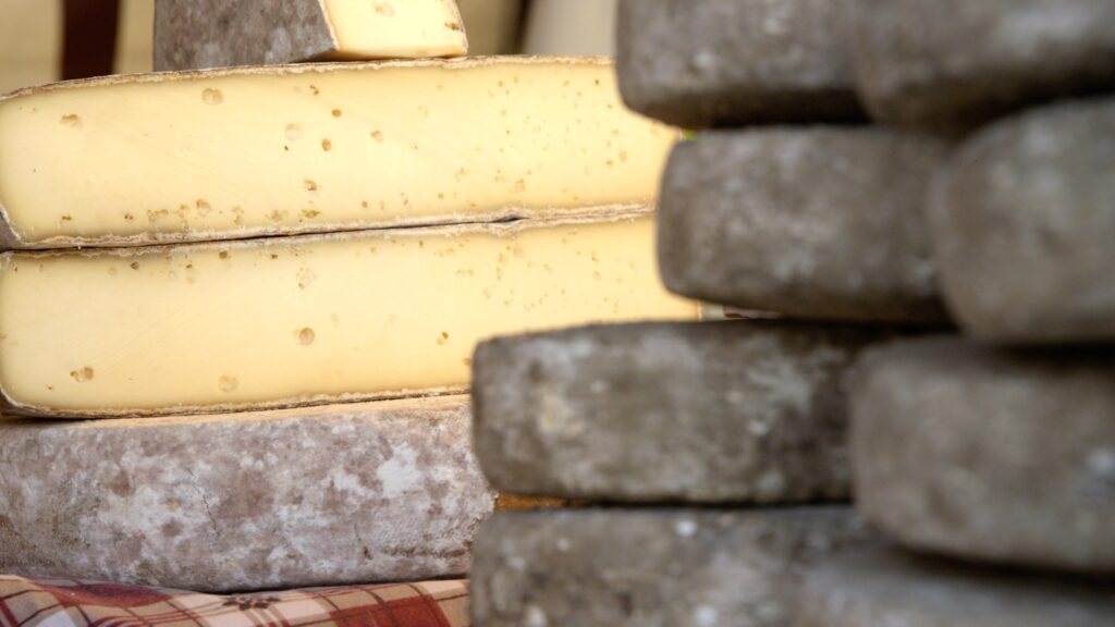 tomme de savoie découpée en deux