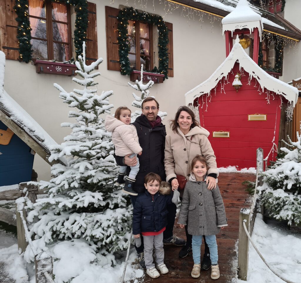 Photo de famille devant la maison du Père Noël 