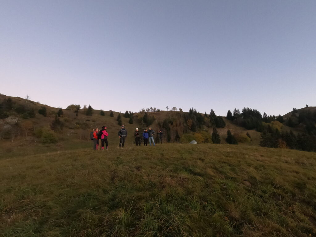 randonneurs sur les hauteurs d'annemasse en train d'admirer la vue