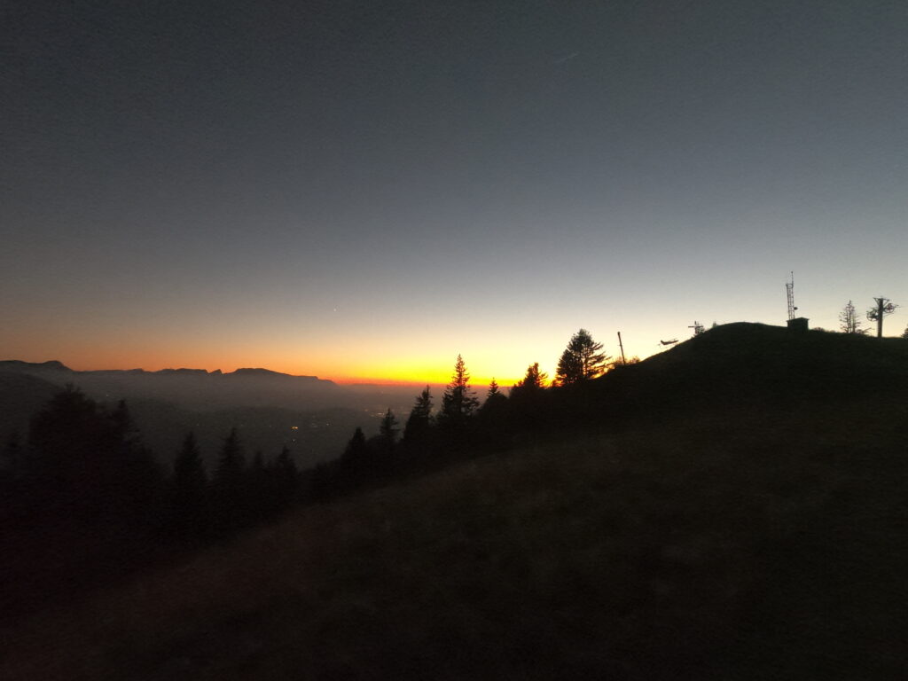 Vue de la vallée de nuit sur les hauteurs d'Annemasse