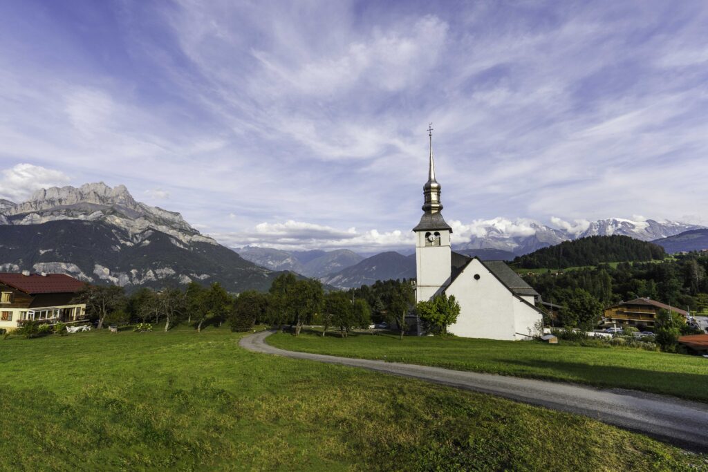 L’église Notre-Dame de l’Assomption à Cordon devant la chine du Mont Blanc
