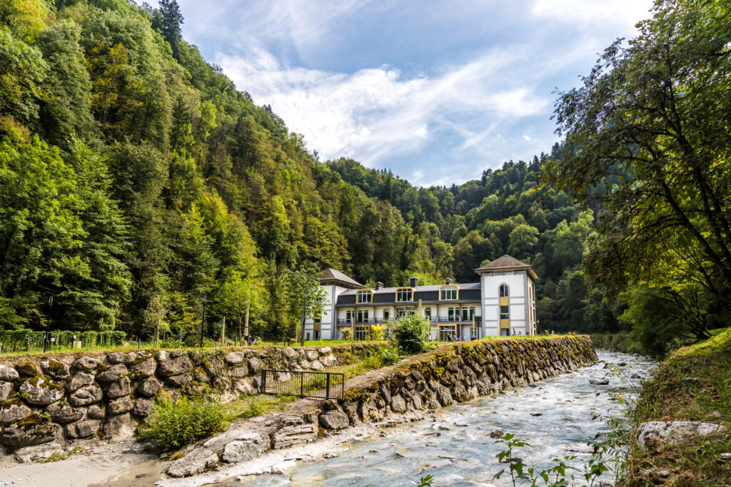 Vue des Thermes de Saint-Gervais derrière un cours d'eau