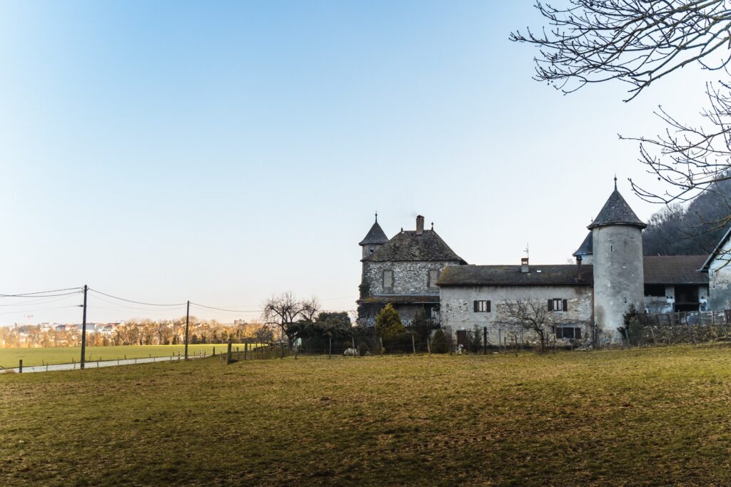 Château d'Étrembières vu de côté en hiver