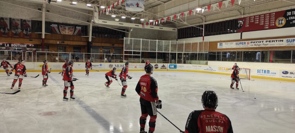 Les Pionniers de Chamonix en train de jouer au hockey sur glace