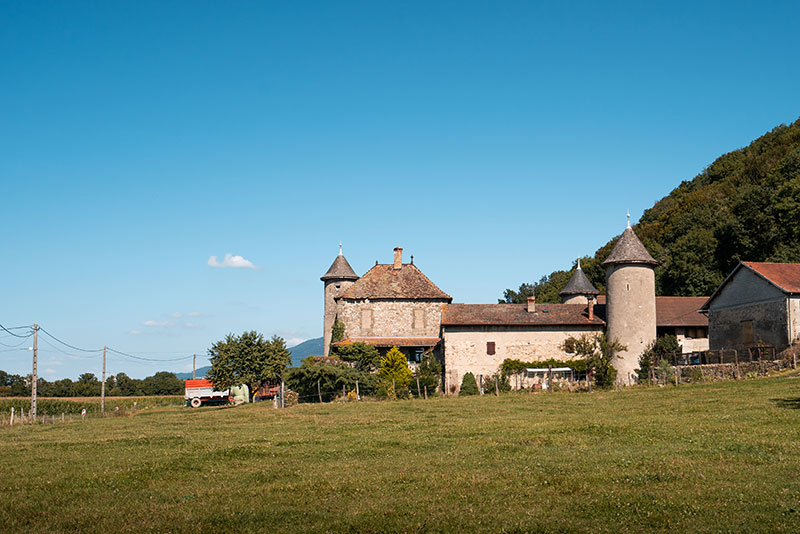 Château d'Étrembières vu de côté en été