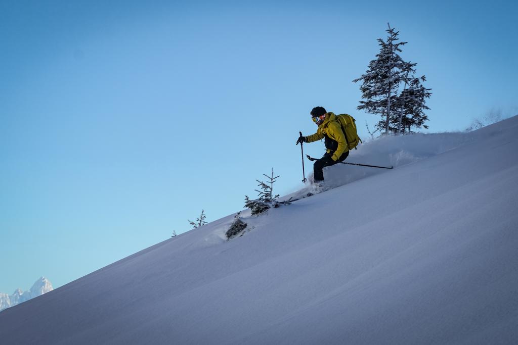 Skieur de randonnée en train de descendre une piste dans les Aravis