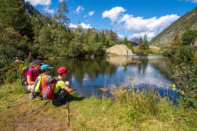 Famille au bord du lac dans le col des Montets dans la réserve naturelle des Aiguilles Rouges