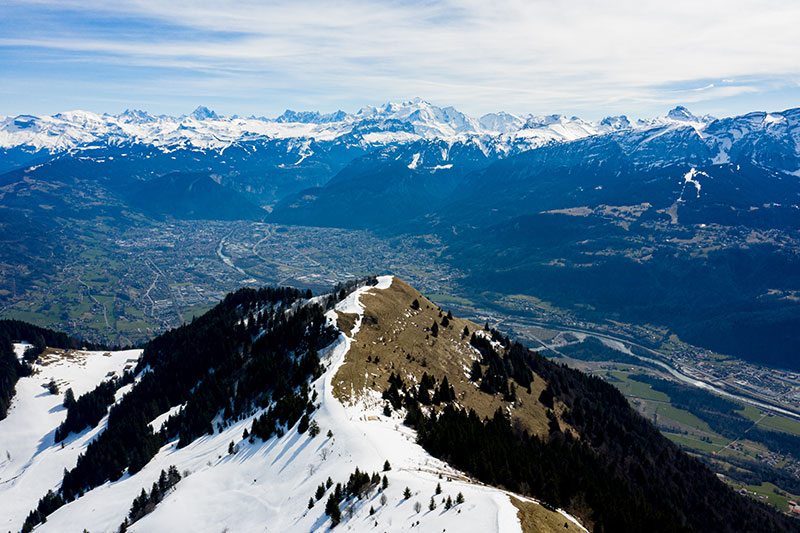 Vue du ciel depuis le Môle sur la vallée de l'Arve et le massif du Mont-Blanc © Arnaud Lesueur ATMB