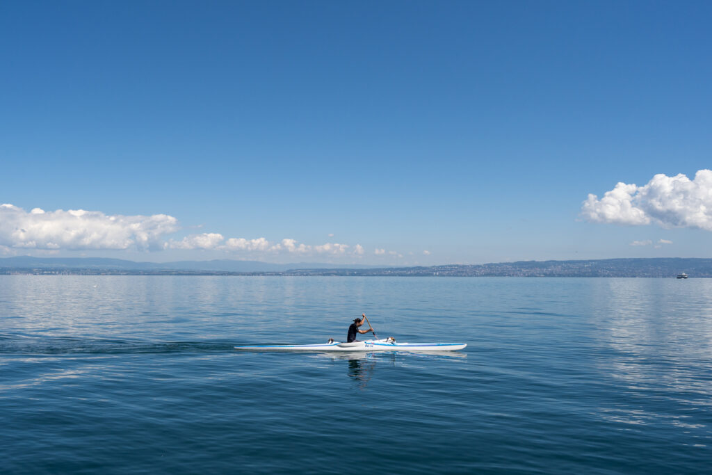 Personne faisant du kayak sur le lac léman