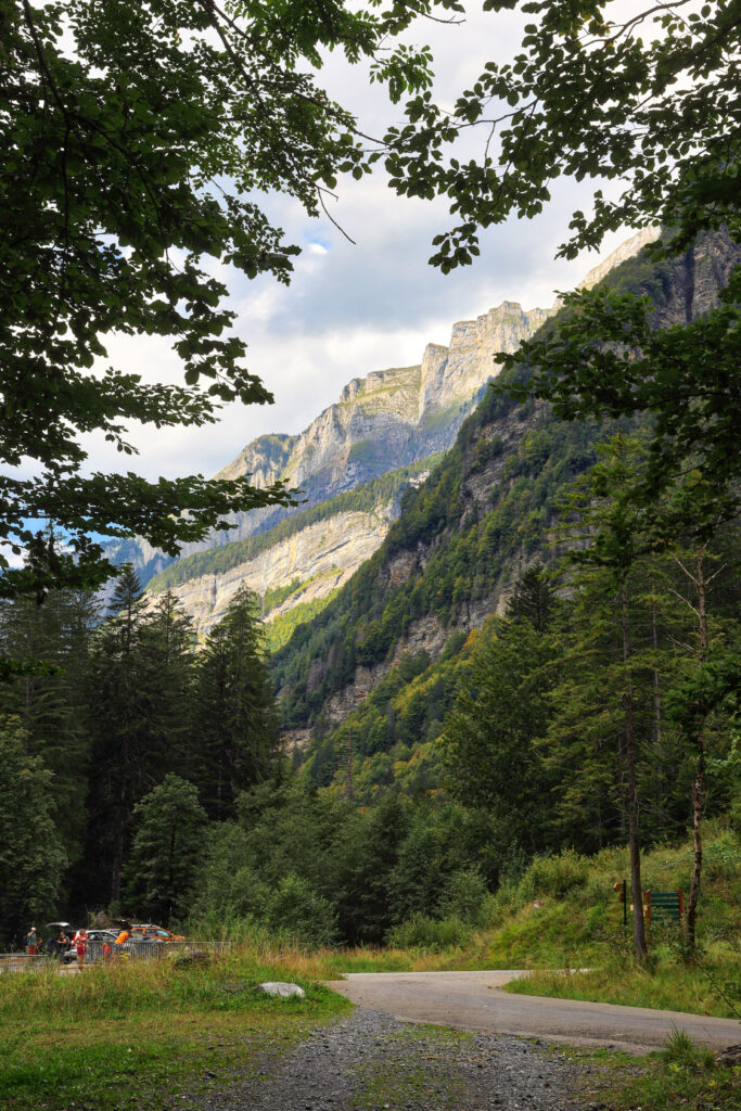 promeneurs devant le cirque du fer-à-cheval