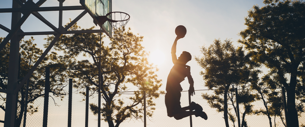 Basketteur en train de mettre un panier