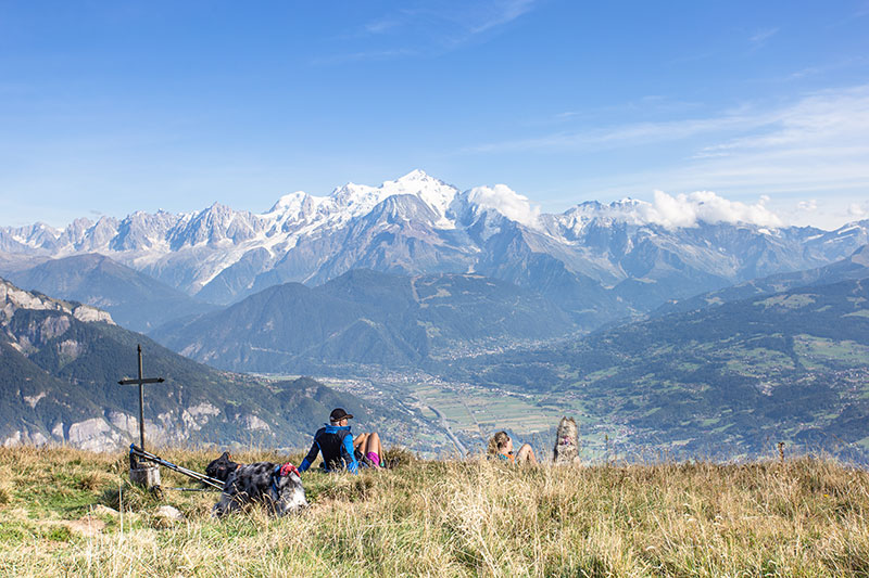 Randonneur assis devant le massif du Mont Blanc. Le massif du Mont-Blanc, versant glacier de Bionnassay depuis l’arête des Saix