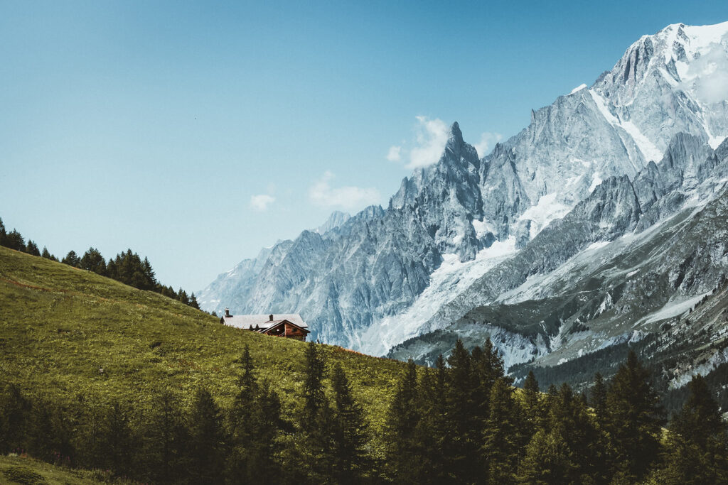 Refuge Bonatti devant le Val Ferret en Italie