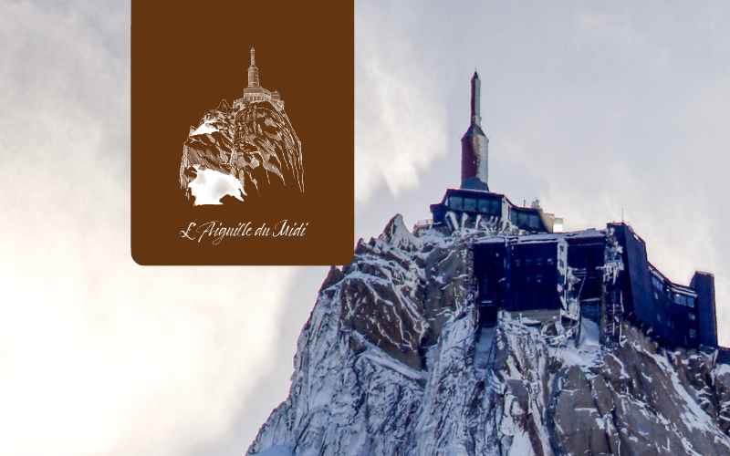 Aiguille du Midi et le Pas dans le vide dans la vallée de Chamonix