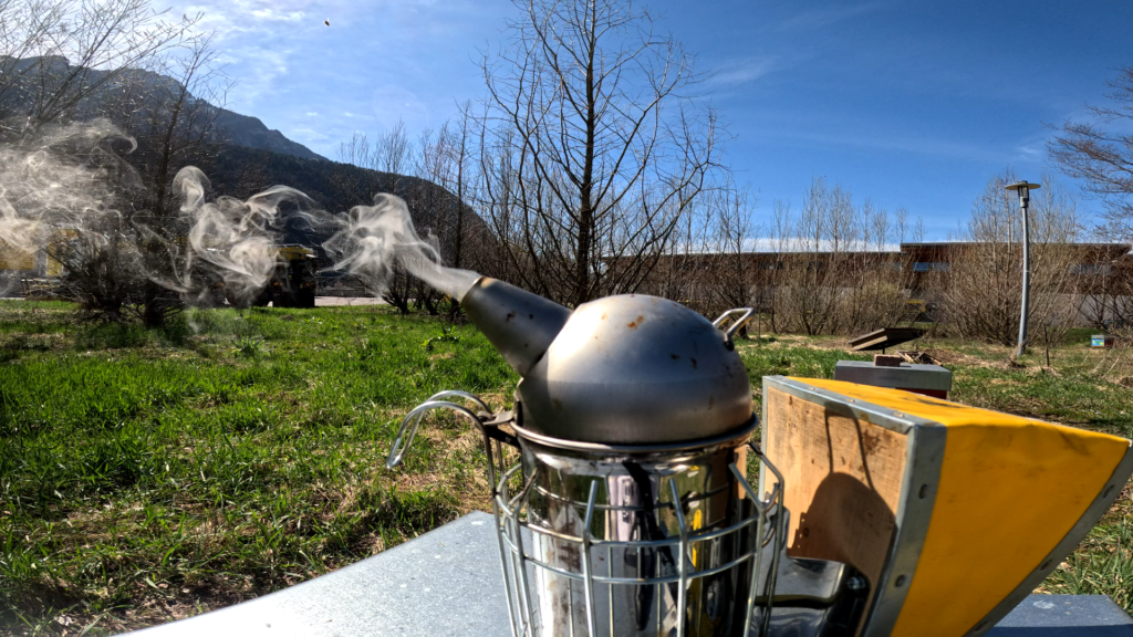 Enfumoir apiculture ©ATMB