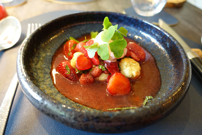 Le dessert imaginé par l’équipe de l’hôtel-restaurant La Chartreuse avec comme ingrédient le plus sauvage, l’oxalis des bois.