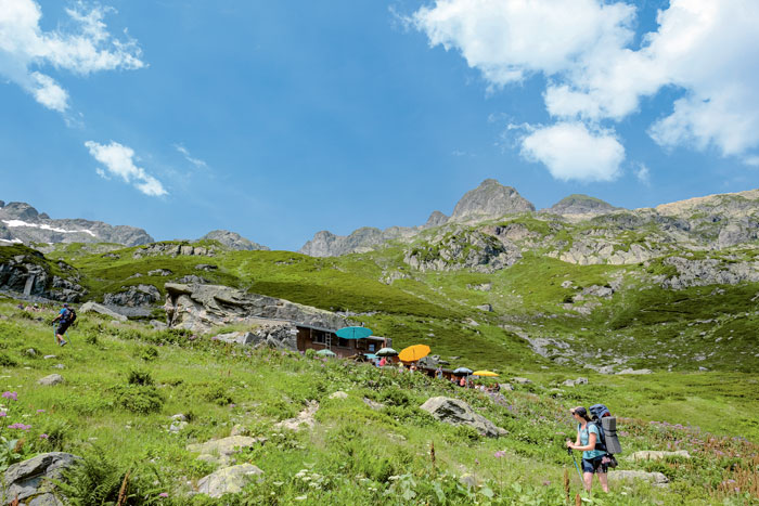 Le refuge de la Pierre à Bérard adossé à son gros bloc qui le protège des avalanches.