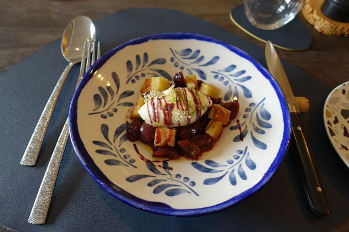Le dessert à la cerise et reine-des-prés signé Sylvestre Polus. ©Isabelle Corbex / ATMB