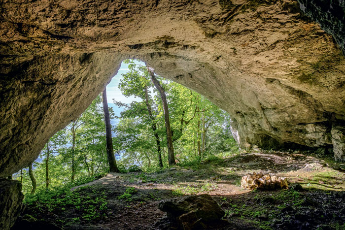 La grotte des Fours a livré quelques objets du néolithique et a été brièvement occupée par les maquisards du Semnoz – commandés par Octave Magnin – à l’automne 1943.