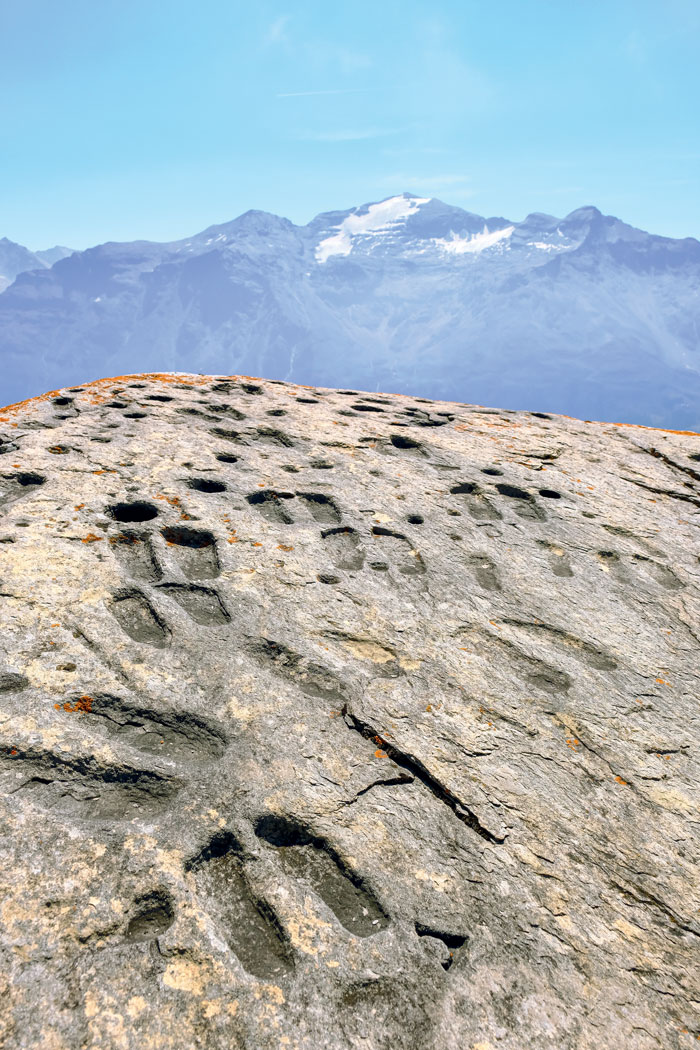 Certains des pétroglyphes de la Pierre aux Pieds, 
d’origine incertaine, imitent la forme 
de pieds.
