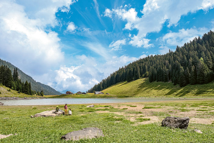 Presque rond comme un œil, le lac de Gers (5 hectares) est un site classé patrimoine national, La faune aquatique est importante avec des grenouilles, des crapauds et une colonie de canards.