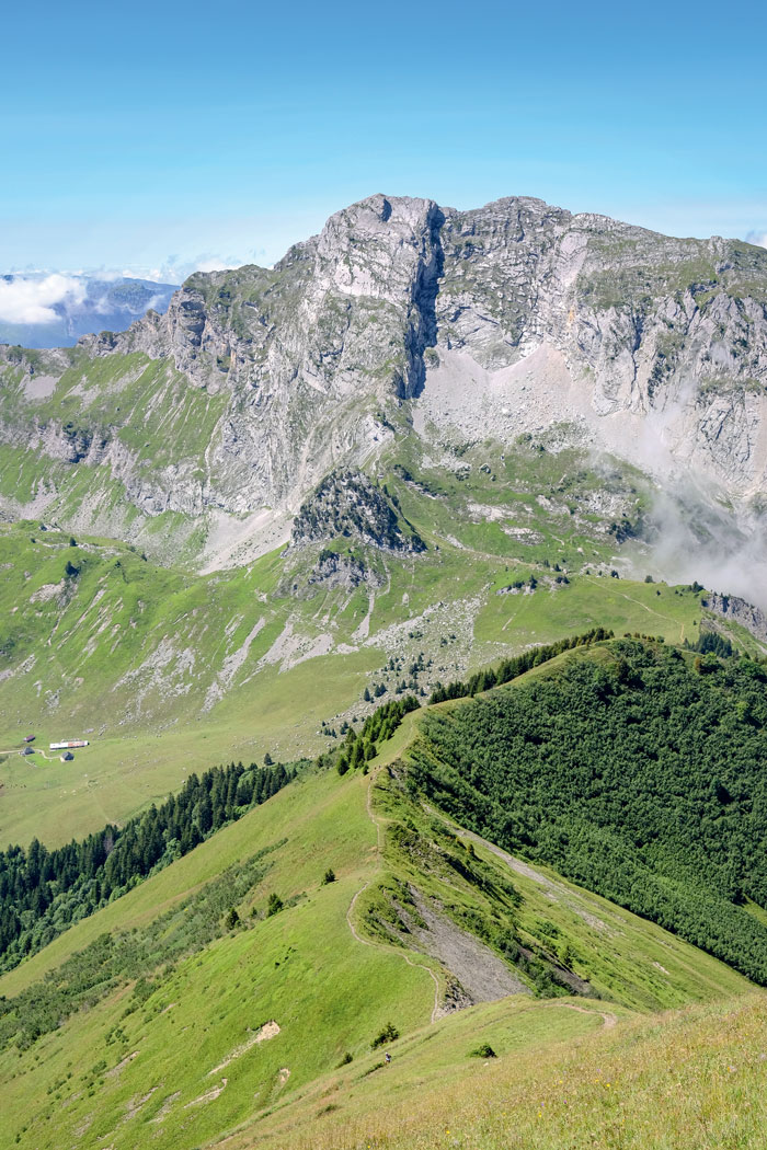 En descendant vers le col d’Orgeval, en face, la pointe d’Arcalod.