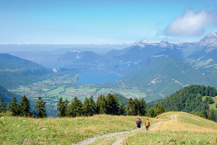 De l’alpage de la Sarve, panorama sur le lac d’Annecy enserré, au sud, entre les massifs des Bauges et des Bornes.