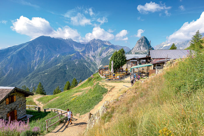 Le refuge Giorgio Bertone, un nid d’aigle bâti sur la montagne de la Saxe. Giorgio Bertone était un grand alpiniste et un ami de Lorenzo Cosson, le fondateur du refuge.
