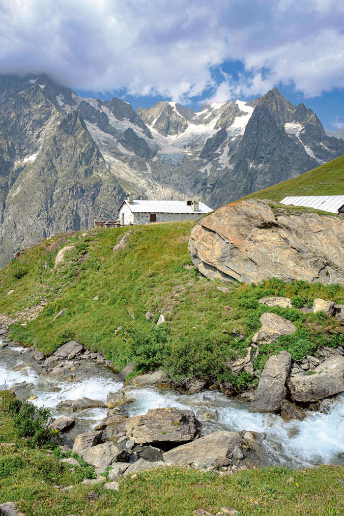 De la bergerie de Giué Damon dans le vallon de Malatra, le glacier de Planpincieux, tremplin vers le dôme de Rochefort et les Grandes Jorasses.