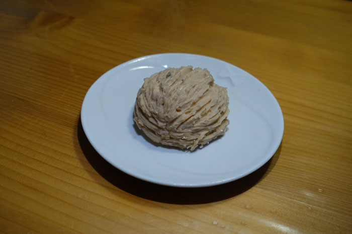Ici le Mont-Blanc à la vanille fait maison se présente sous la forme d’un dôme de crème chantilly avec à l’intérieur une meringue, le tout recouvert de crème de marrons. Selon les recettes, la crème de marrons ou la meringue servent de base pour recevoir la crème chantilly. ©Isabelle Corbex / ATMB